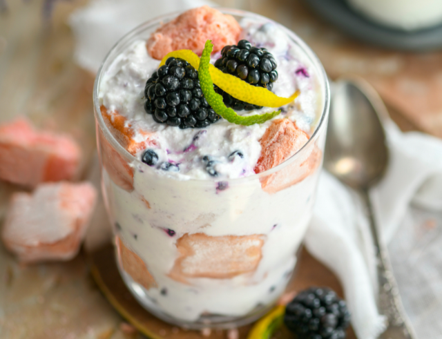 Recette de Verrine de faisselle aux biscuits roses et mûres 