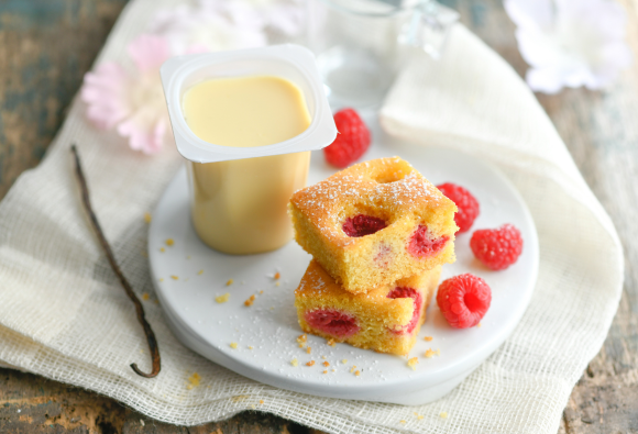 Recette de Petits carrés moelleux maïs-framboises La Laitière