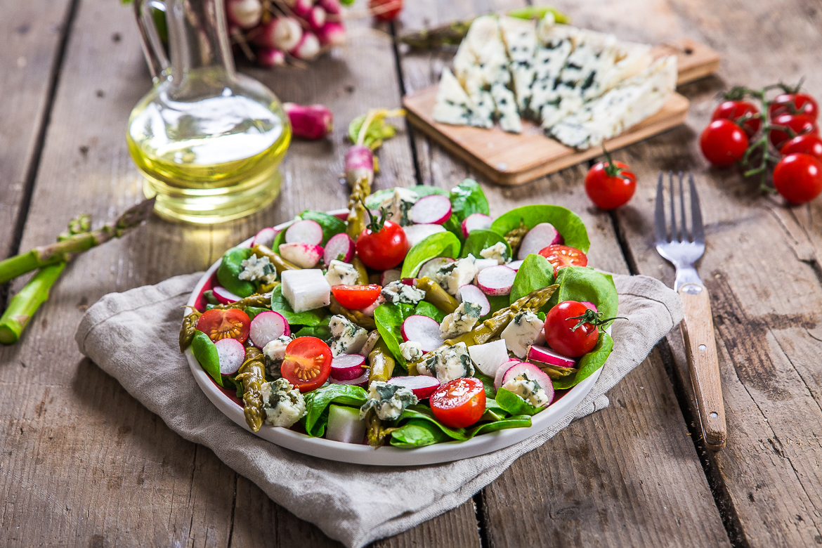 Recette de Salade de radis, asperges, pousses d’épinards, Roquefort AOP