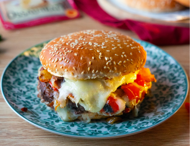 Recette de Burger basque aux poivrons, tomates séchées, jambon de Bayonne, steak haché, piment d'Espelette et Ossau Iraty