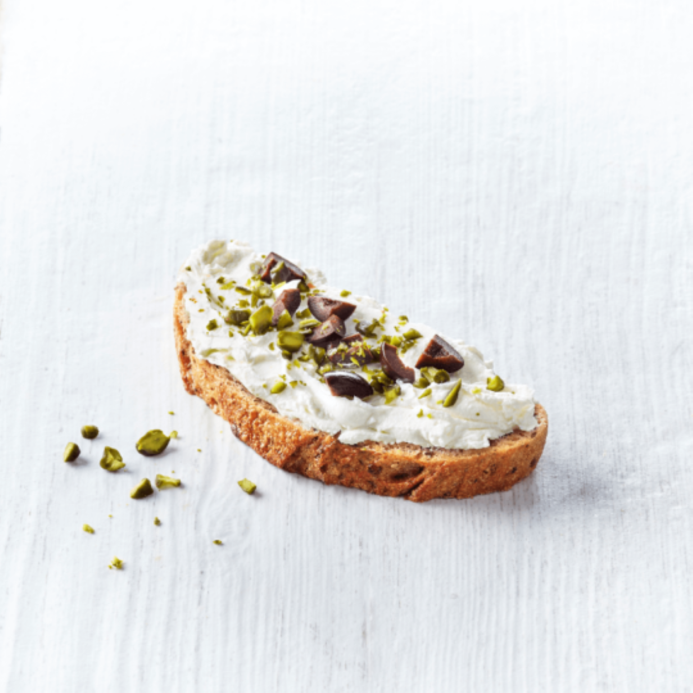 Recette de Tartine fraicheur Labné, olives et pistaches