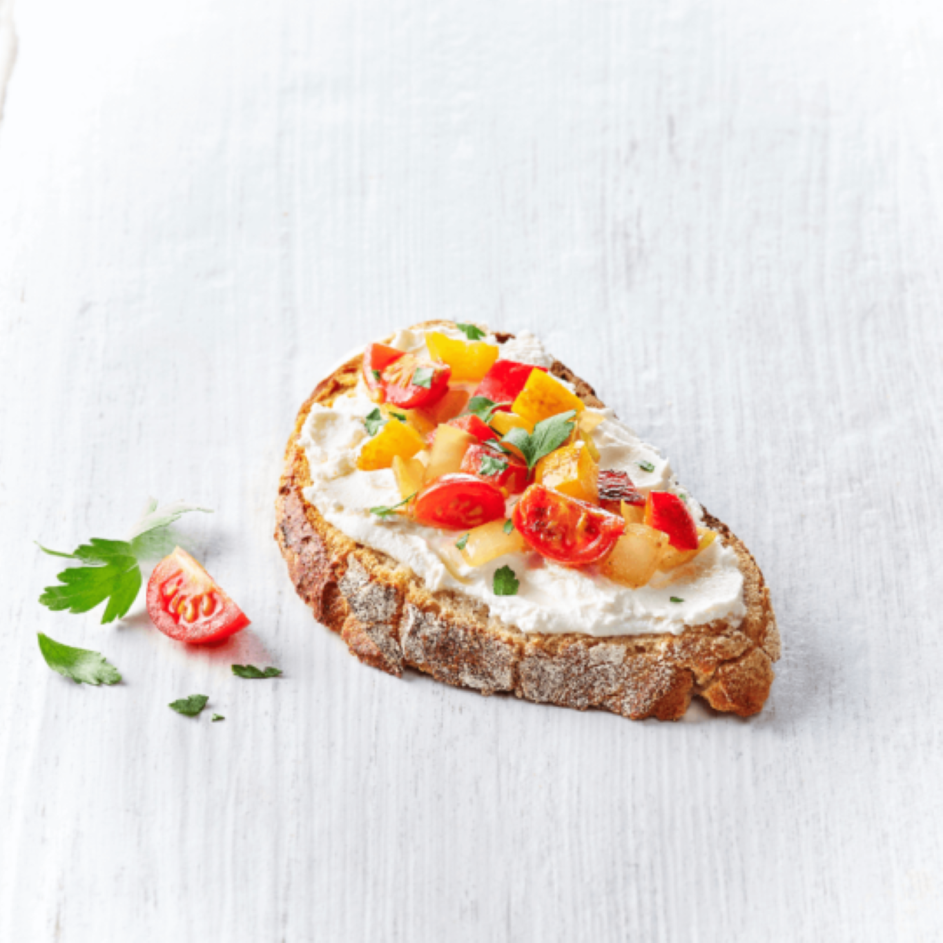 Recette de Tartine fraicheur au Labné et légumes du soleil