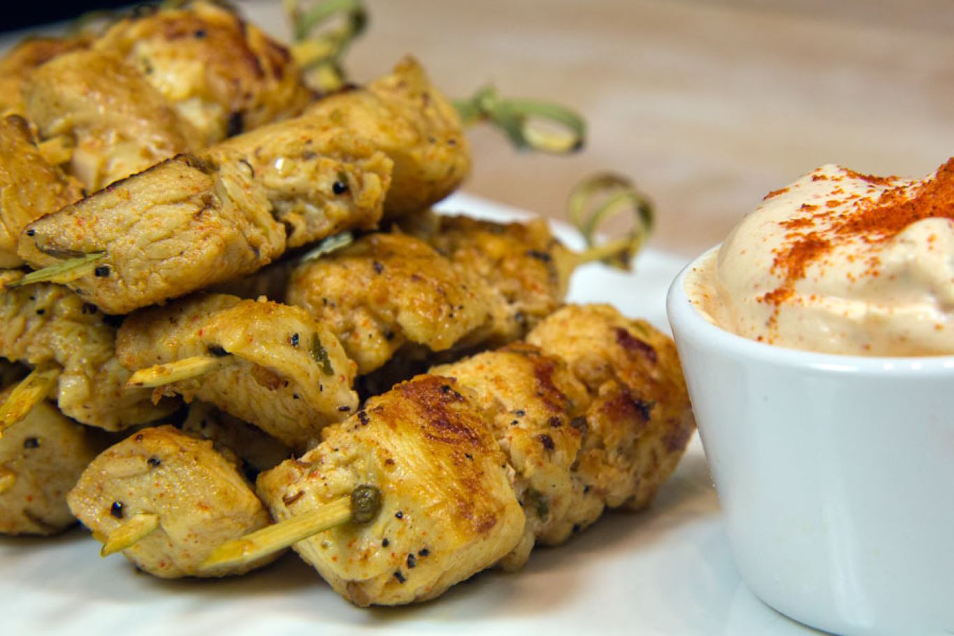 Recette de Brochettes de poulet mariné et crème de paprika Bridélice 