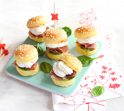 Recette de Mini-burgers chèvre Rondelé, épinards et jambon cru