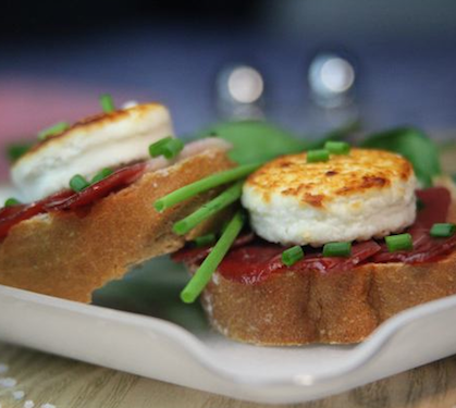 Recette de Tartine chaude au magret fumé et au fromage de chèvre Président