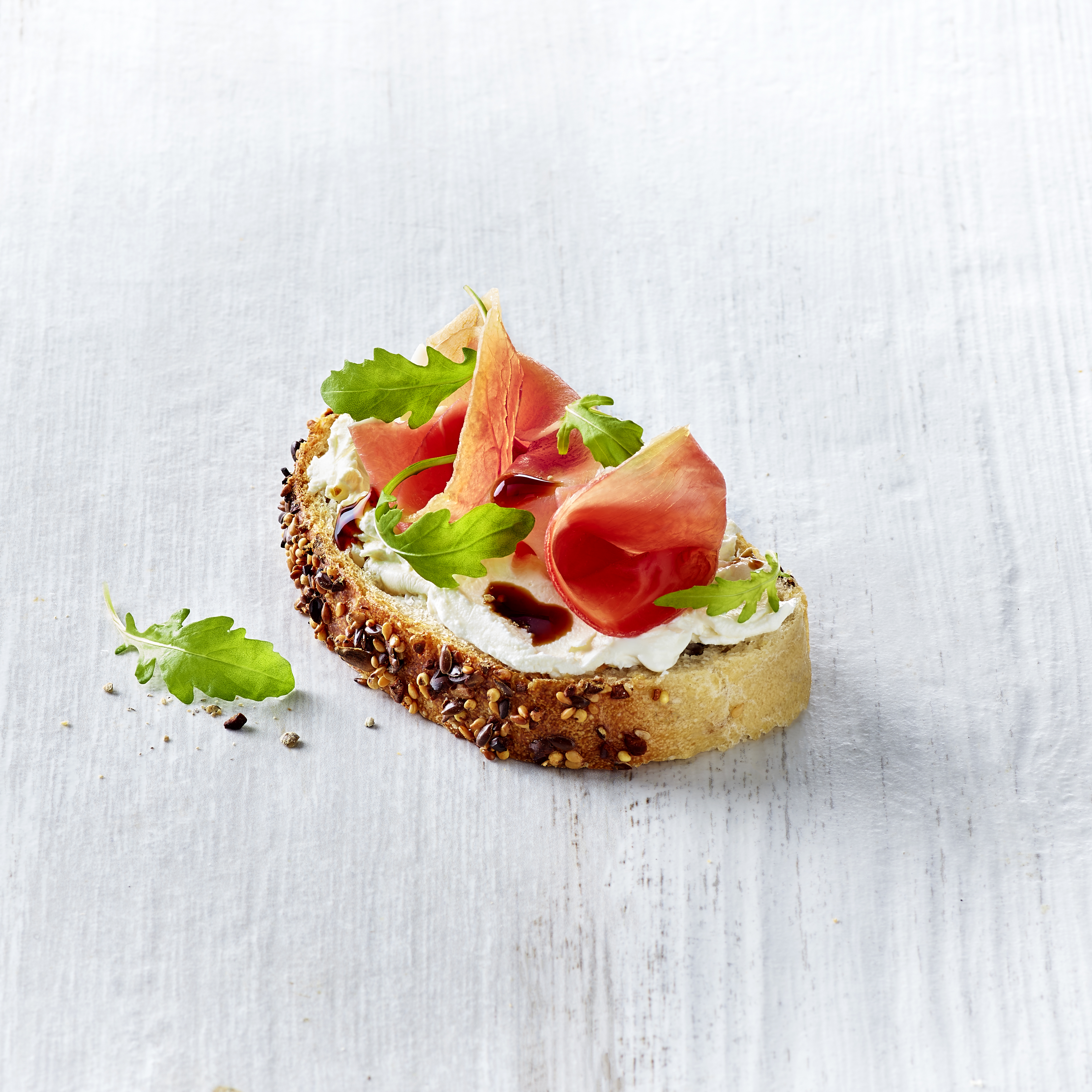 Recette de Toast Labné Président, jambon, roquette et velours balsamique