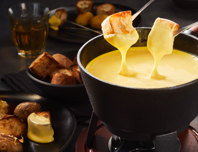 Recette de Fondue savoyarde aux lardons, et sa salade d’endives aux oignons rouges