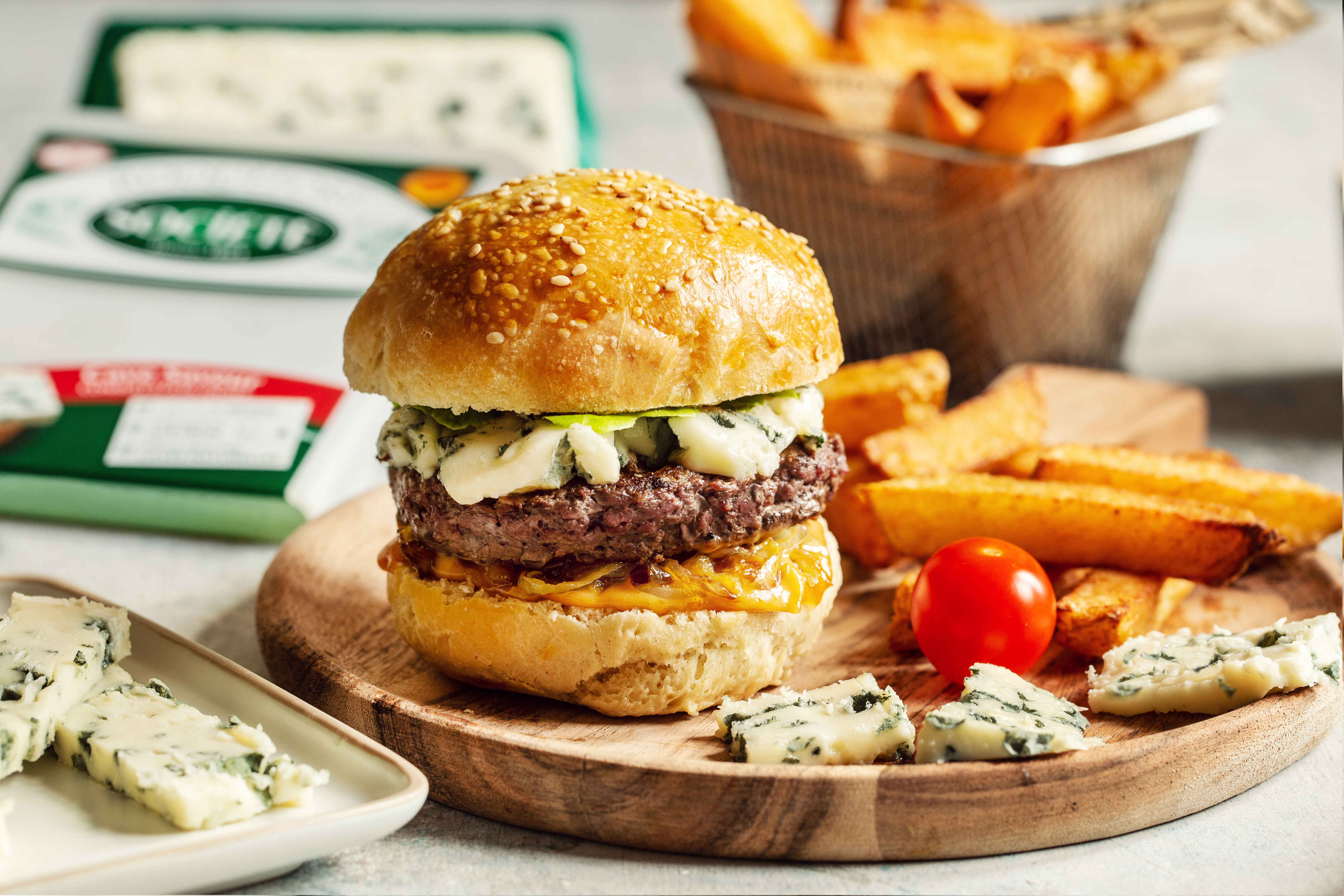 Recette de Hamburger au Roquefort AOP Société, steak haché de bœuf et compoté d’oignons 