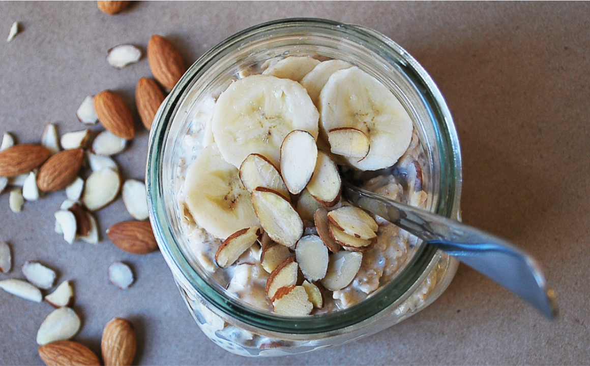 Recette de Flocons d’avoine à la banane et aux amandes & skyr siggi's