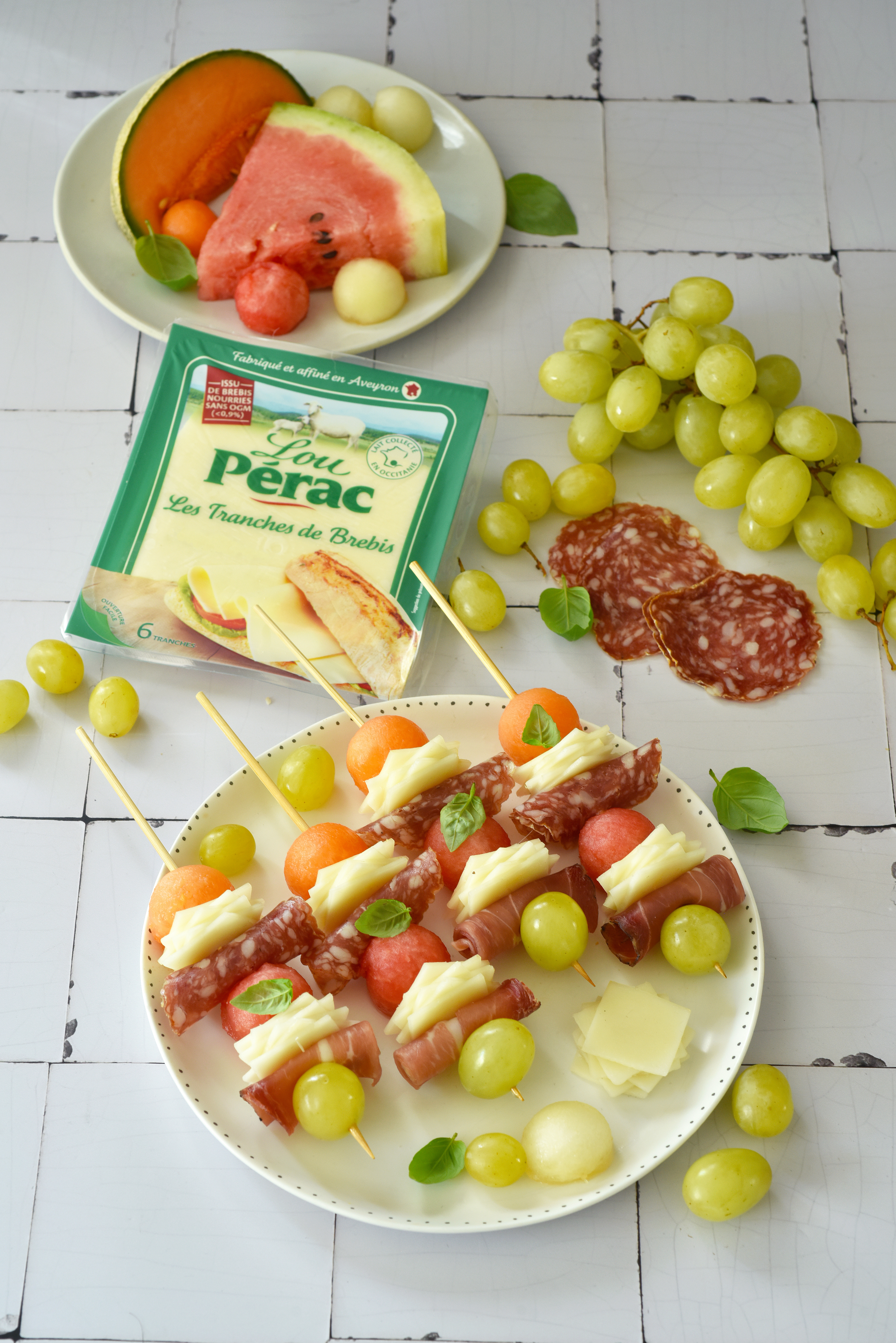 Recette de Brochettes de fruits frais aux tranches de brebis Lou Pérac