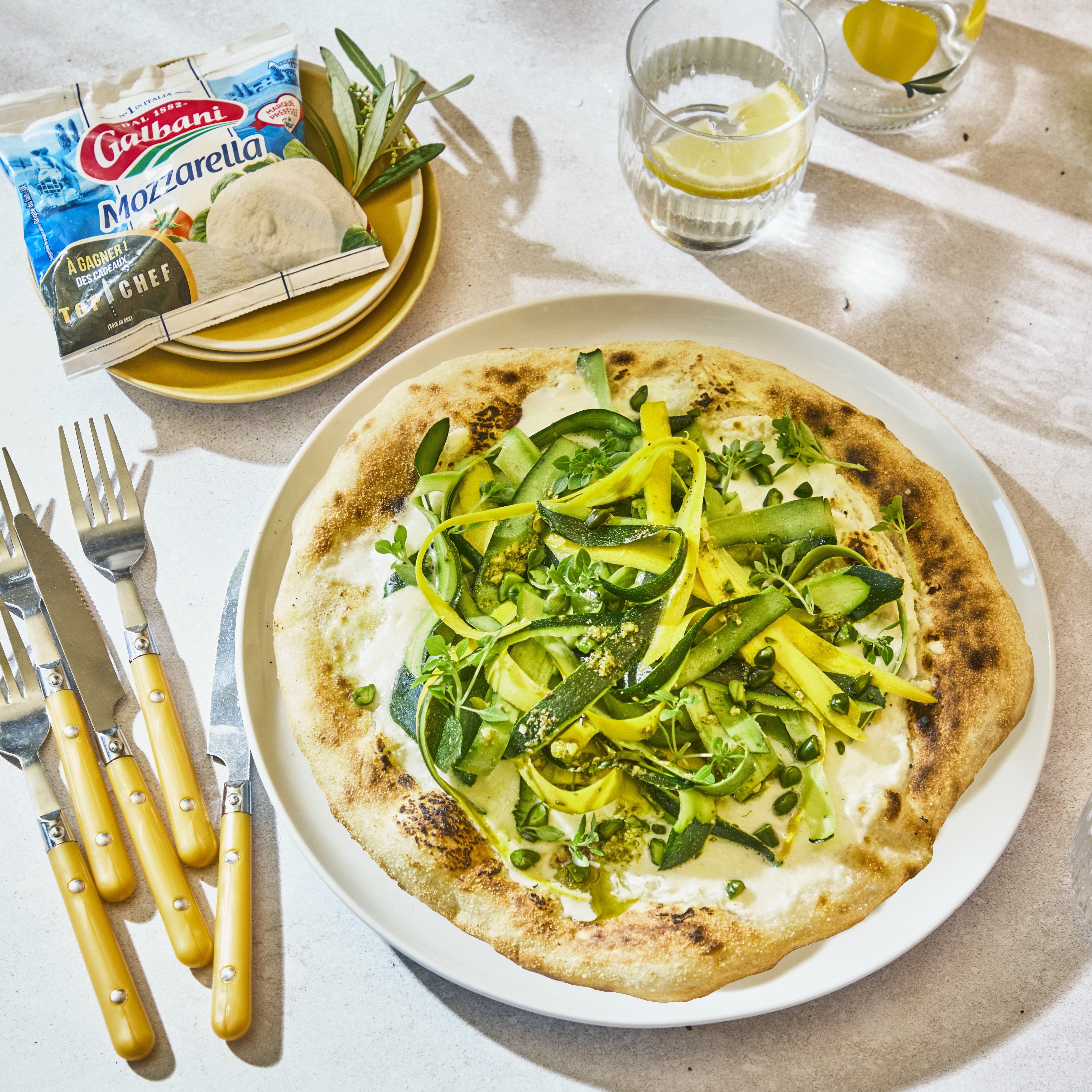 Recette de Pizza Mozzarella Galbani, Rubans de Courgettes & Citron