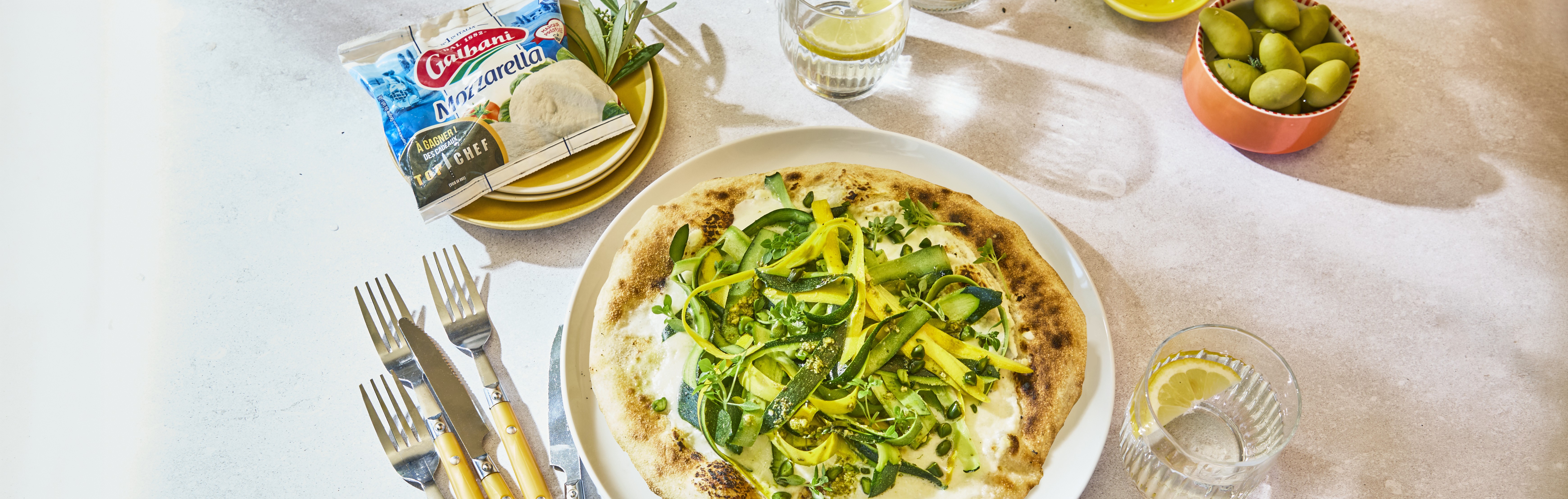 Recette de Pizza Mozzarella Galbani, Rubans de Courgettes & Citron