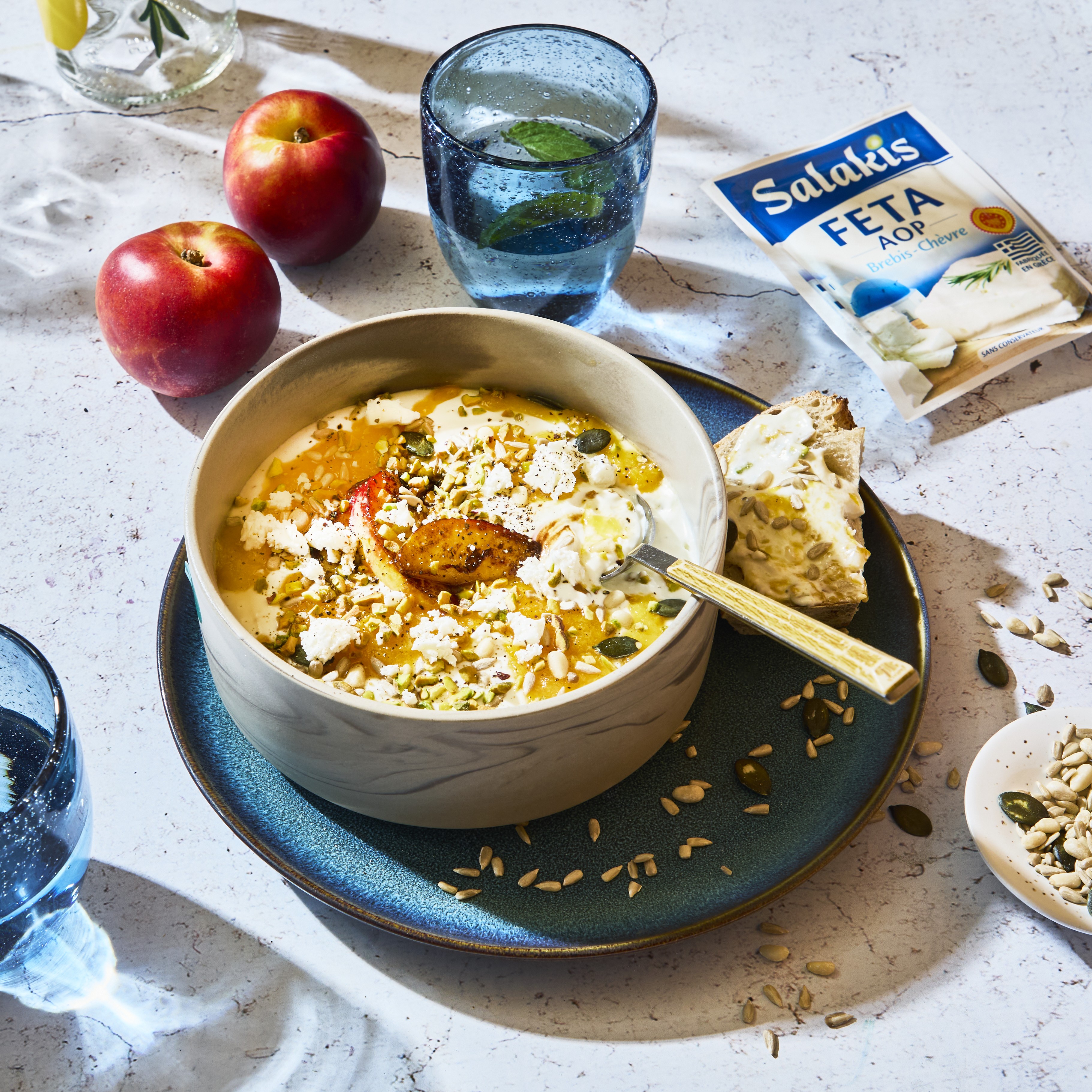 Recette de Crème de feta Salakis et compotée de pêche, graines et pistaches