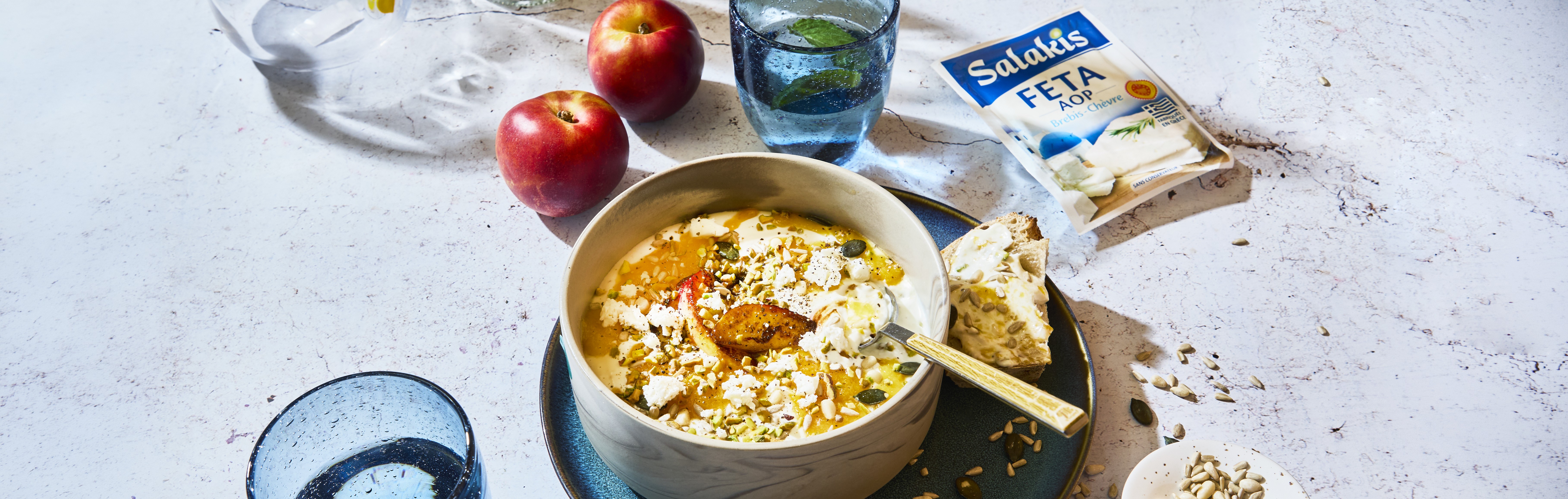 Recette de Crème de feta Salakis et compotée de pêche, graines et pistaches