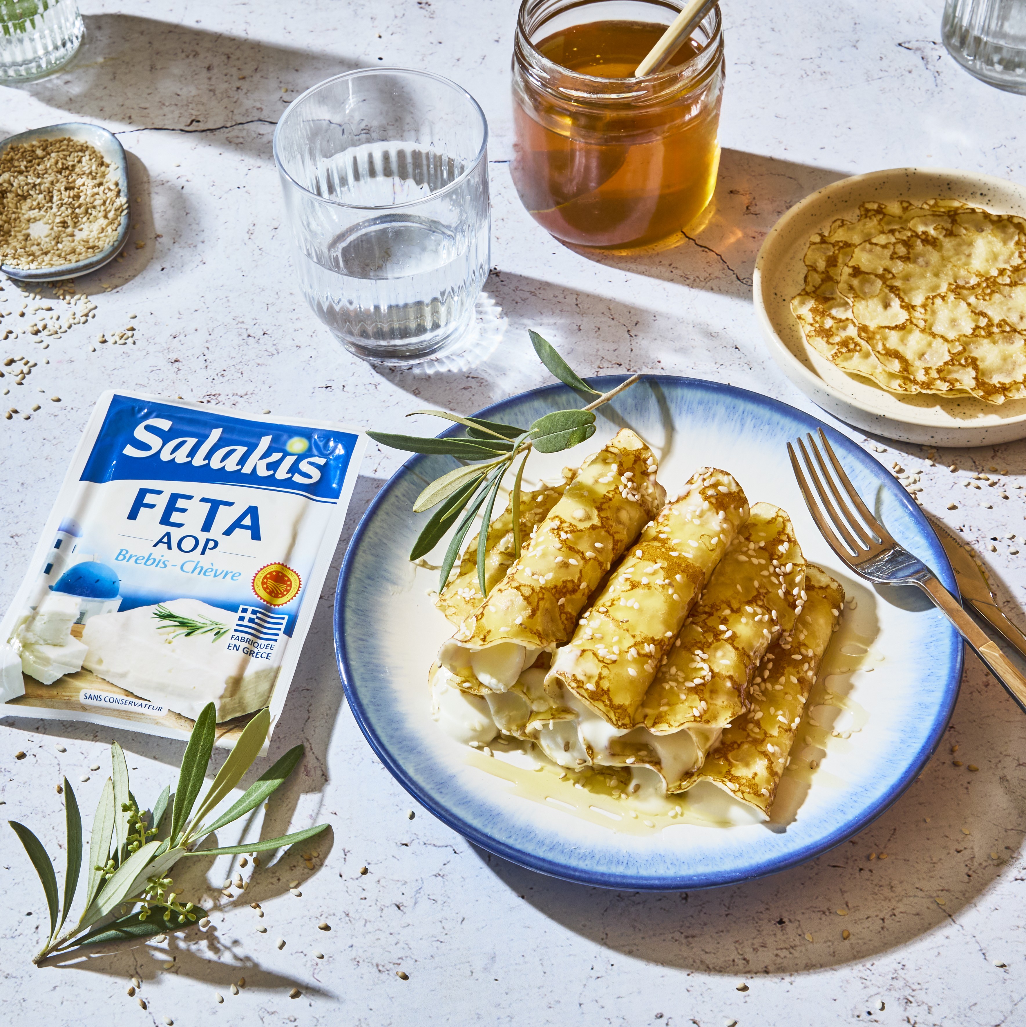 Recette de Mini crêpes roulées à la crème de feta et miel, graines de sésame