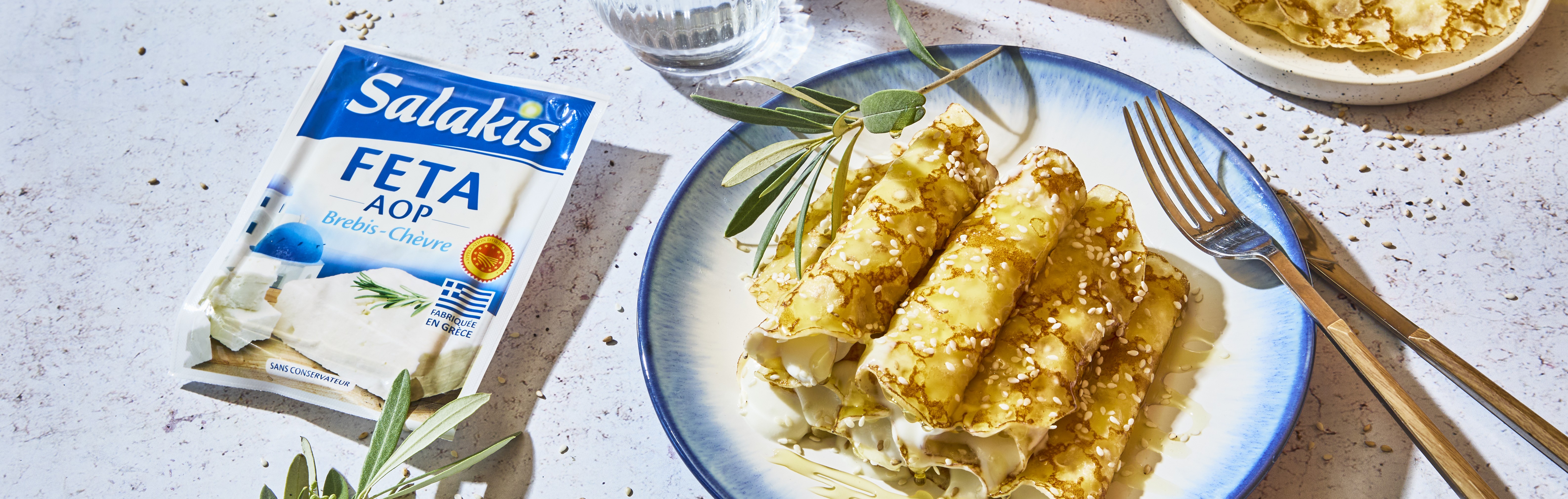 Recette de Mini crêpes roulées à la crème de feta et miel, graines de sésame