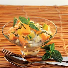 Recette de Coupelle de melon et concombre, sauce yaourt mentholée