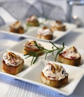 Recette de Crostini à la crème ricotta, tomates confites et pignons de pin