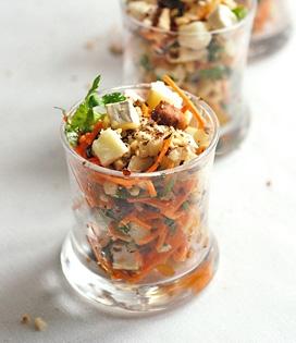 Recette de Petite salade de carottes râpées aux noix et Bûche de chèvre