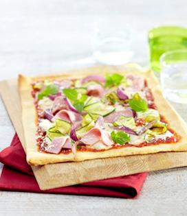 Recette de Pizza au jambon, mozzarella et copeaux de courgettes