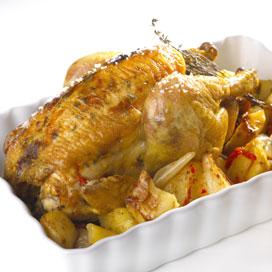 Recette de Poulet rôti au thym, lit de pommes de terre et 3 poivrons