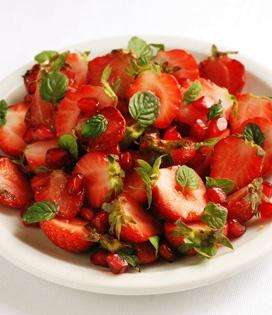 Recette de Salade de fraises aux grenades et à la menthe