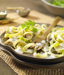 Recette de Tagliatelles au blanc de volaille, poireaux et sauce Rondelé aux Noix