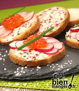 Recette de Toasts au beurre rose, œufs de saumon et radis