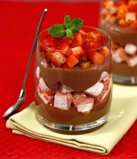 Recette de Verrine aux fraises, biscuits roses et crème chocolat