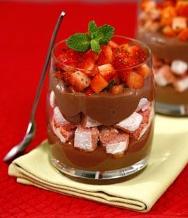 Recette de Verrine aux fraises, biscuits roses et crème chocolat