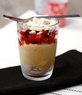 Recette de Verrine glacée façon vacherin caramel - fraises