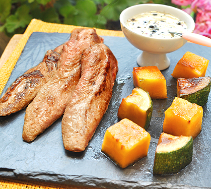 Recette de Aiguillettes de canard, melon et courgettes grillées à la plancha, sauce au poivre