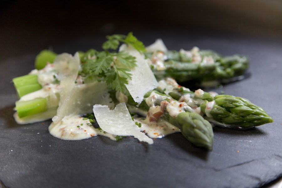 Asperges tièdes, crème de jambon de Bayonne