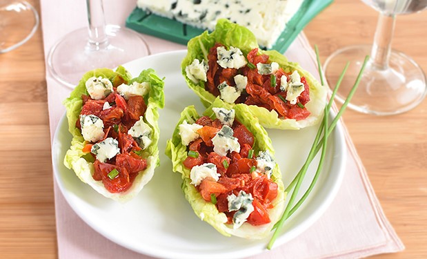 Recette de Barquettes de sucrine au Roquefort Société et tomates