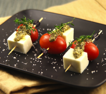 Brochettes apéritives de tomates cerises et mozzarella aux olives