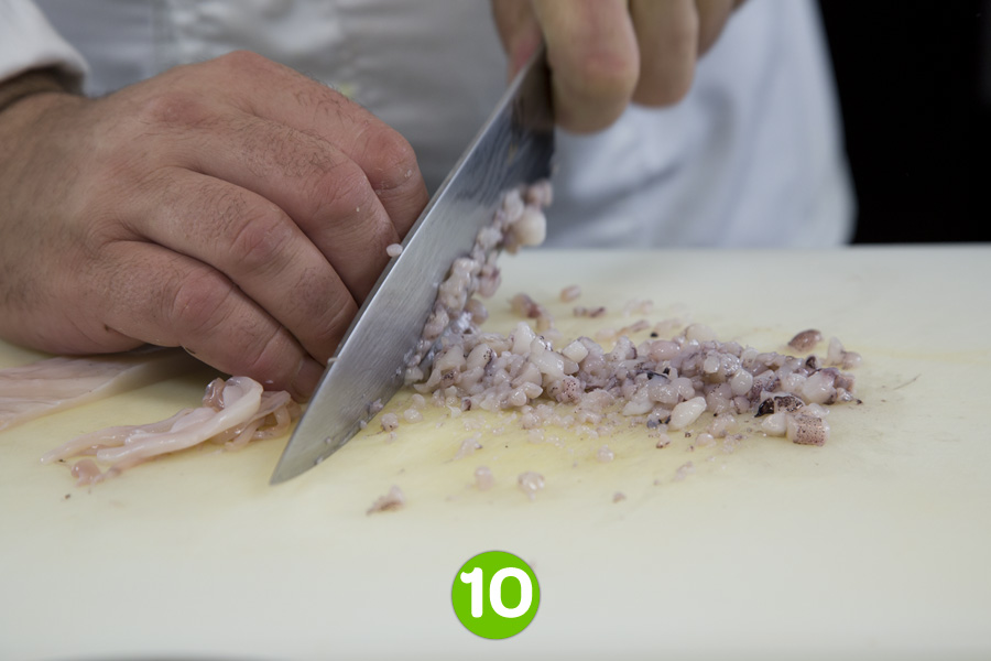 Recette de Calamars farcis aux poivrons, olives et Salakis
