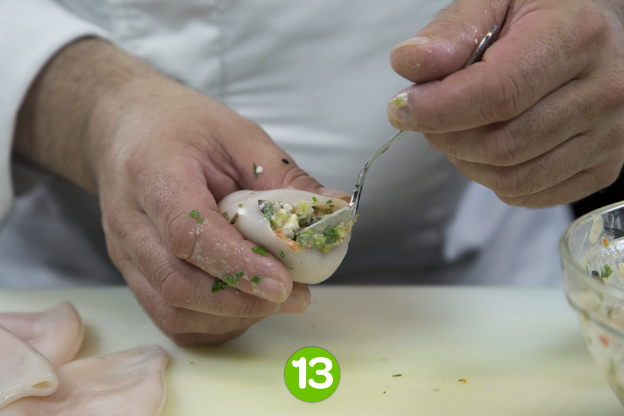 Recette de Calamars farcis aux poivrons, olives et Salakis