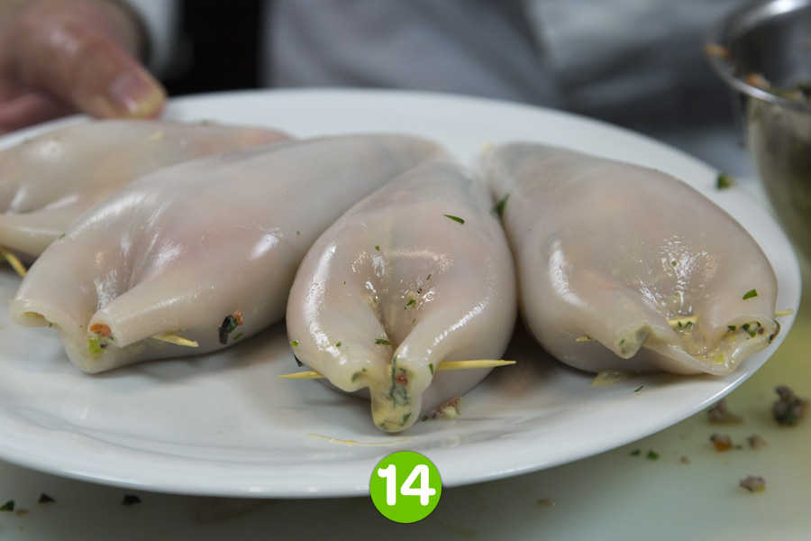 Recette de Calamars farcis aux poivrons, olives et Salakis