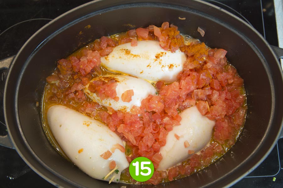 Recette de Calamars farcis aux poivrons, olives et Salakis