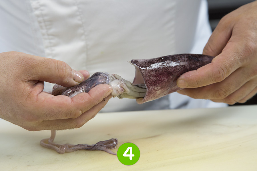 Recette de Calamars farcis aux poivrons, olives et Salakis
