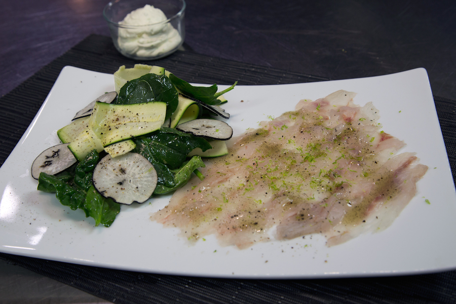 Recette de Carpaccio de bar à l'huile vanillée et salade fraîcheur 