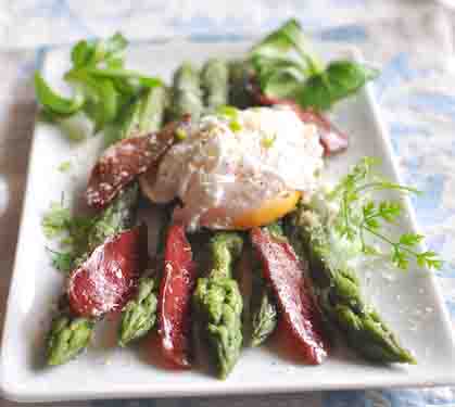 Recette de Asperges rôties et oeuf poché au magret fumé