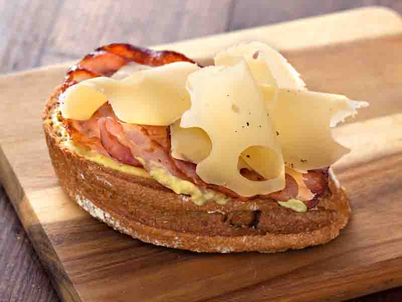 Recette de Tartine au bacon et à l'emmental