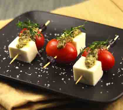 Recette de Brochettes de tomates cerise, mozzarella et pistou.