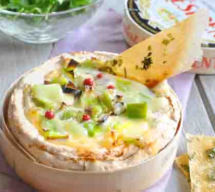 Recette de Camembert rôti à la fondue de poireaux, mouillettes de bricks persillées