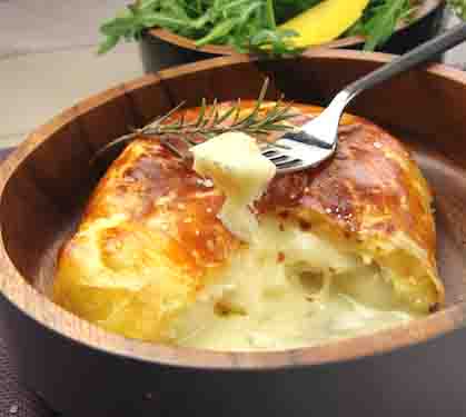 Recette de Camembert en croûte et salade de légumes