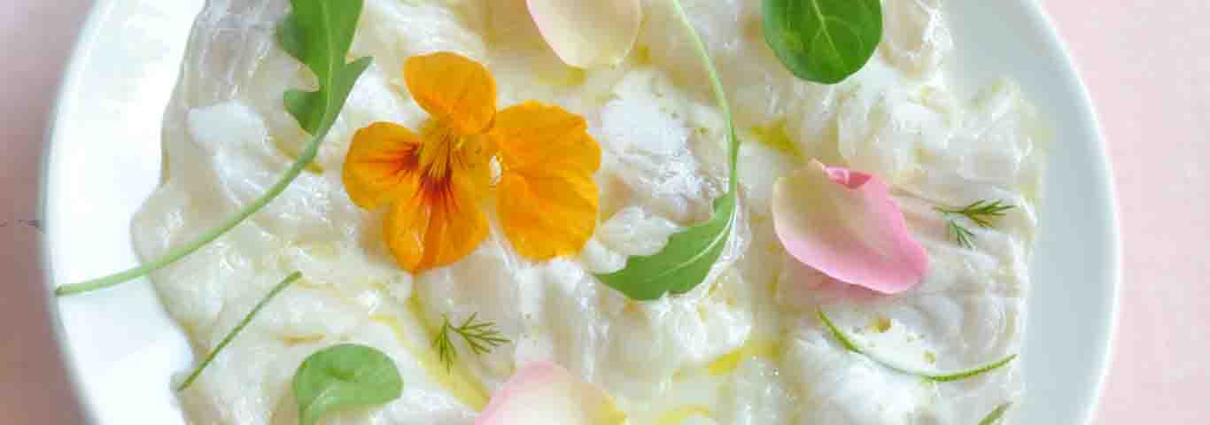 Recette de Carpaccio de dorade, lit de pétales de fleurs et émulsion aux zestes de citron vert