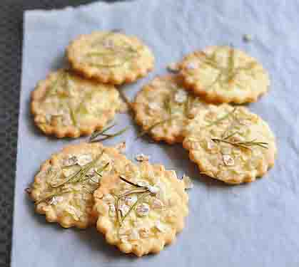 Recette de Crackers aux fleurs de romarin