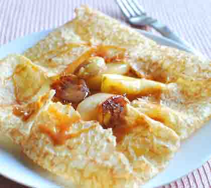 Recette de Crêpes aux fruits en robe caramel au beurre salé