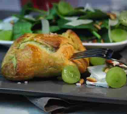 Recette de Feuilletés au camembert et salade de pousses d’épinard